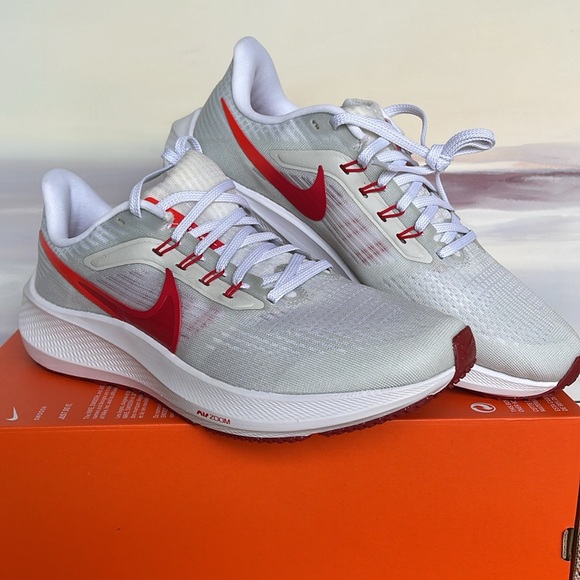 Nike WMNS Pegasus 39
White/Photon Dust/Brght
Crimson/University Red
Road Running - Picture 5 of 16